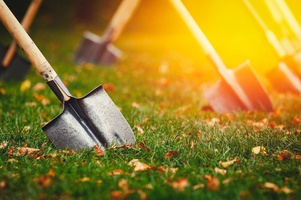 Лопаты, грабли и ножовки